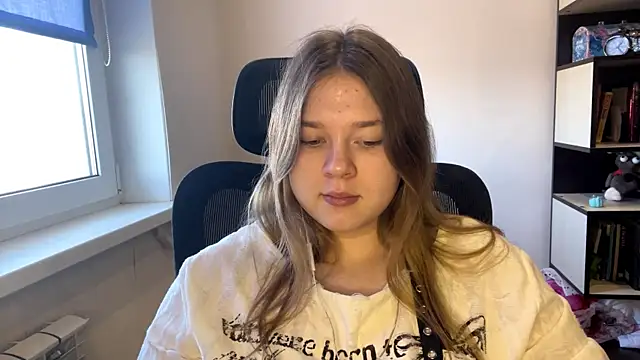 TomikoPfau online show from March 30, 8:27 am