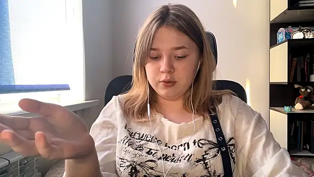 TomikoPfau online show from April 14, 2:11 pm