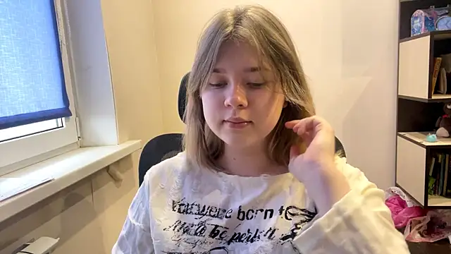 TomikoPfau online show from April 12, 5:11 am