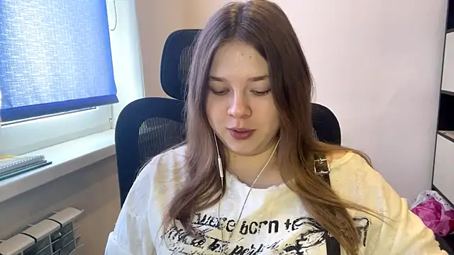 TomikoPfau online show from March 20, 8:15 am