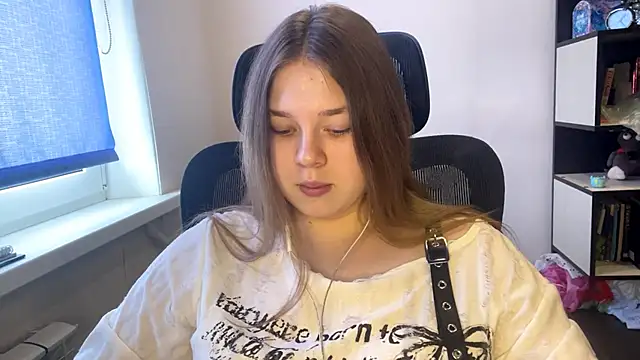 TomikoPfau online show from March 19, 10:15 am