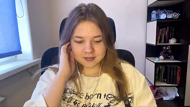 TomikoPfau online show from April 1, 7:53 am