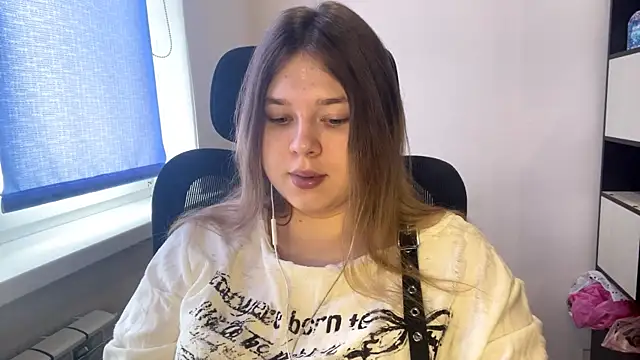 TomikoPfau online show from April 2, 7:48 am