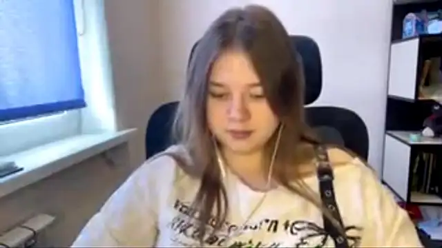 TomikoPfau online show from March 22, 9:55 am