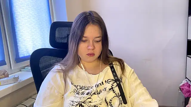 TomikoPfau online show from March 9, 7:45 am