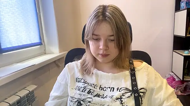 TomikoPfau online show from April 10, 7:48 am