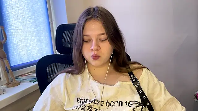 TomikoPfau online show from March 5, 9:17 am