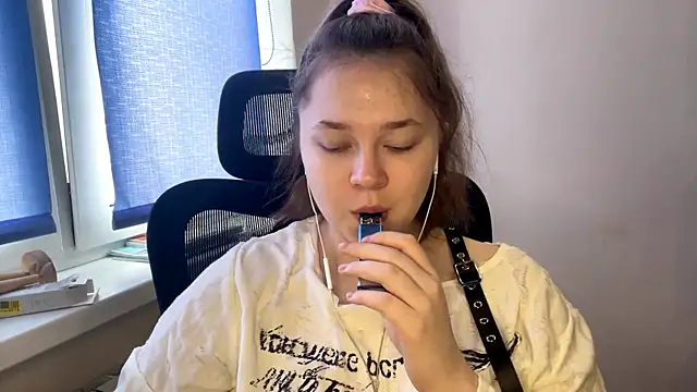 TomikoPfau online show from March 7, 7:48 am