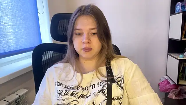 TomikoPfau online show from March 31, 7:43 am