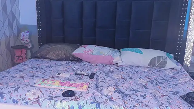 naughtyyindiann online show from April 9, 2:46 am