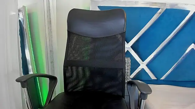 lilygloww online show from March 10, 12:42 pm