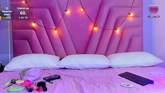 curvybuffgirllll online show from April 14, 7:30 pm