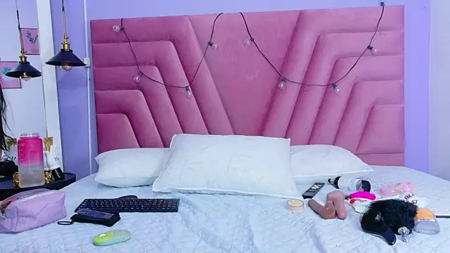 curvybuffgirllll online show from April 13, 7:40 pm