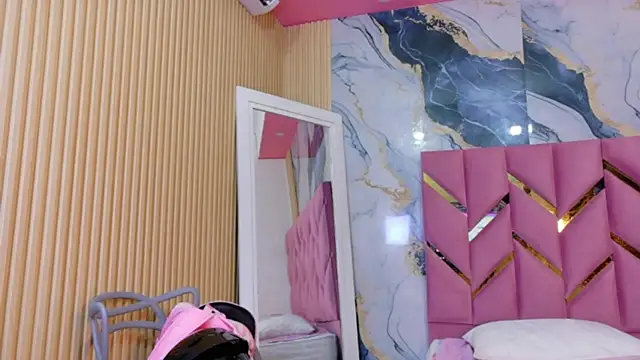 curvybuffgirllll online show from April 5, 7:31 pm