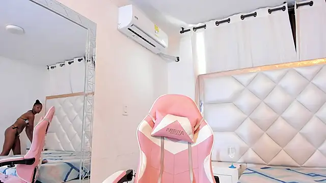 michelleblair1 online show from June 12, 1:20 pm