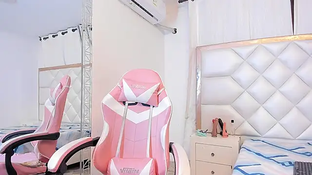 michelleblair1 online show from March 12, 1:37 pm