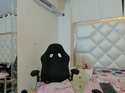 michelleblair1 online show from April 13, 2:43 pm