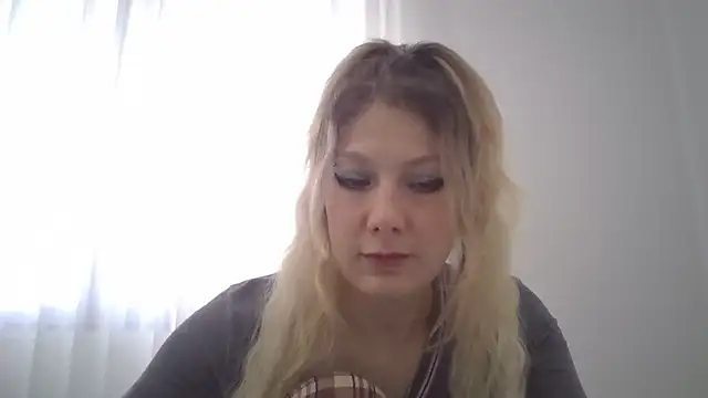 Snapshot of Foxy_Bright chatting on February 27, 12:27 pm Foxy Bright online show from February 27, 12:27 pm