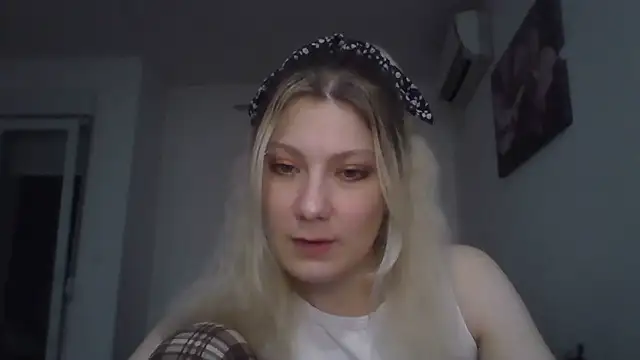 Foxy Bright online show from March 24, 7:25 pm