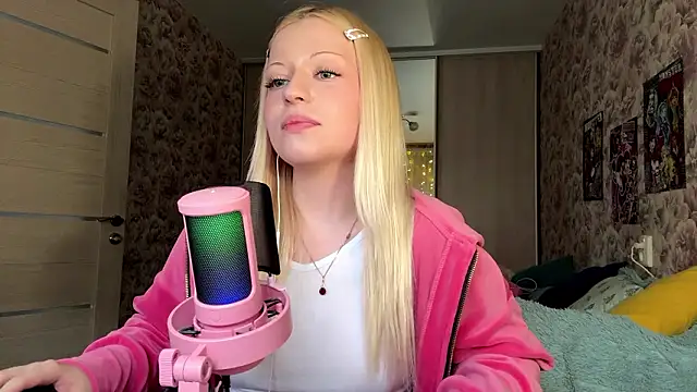 Snapshot of JeneeBIanks chatting on February 24, 11:33 am JeneeBIanks online show from February 24, 11:33 am