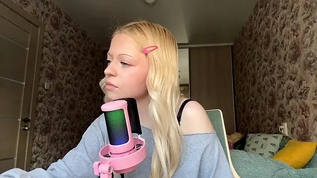 Snapshot of JeneeBIanks chatting on February 21, 11:12 am JeneeBIanks online show from February 21, 11:12 am