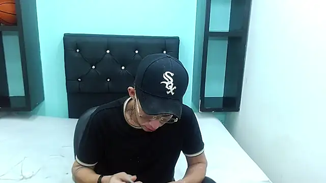 Snapshot of masterboyx chatting on March 1, 11:27 pm masterboyx online show from March 1, 11:27 pm