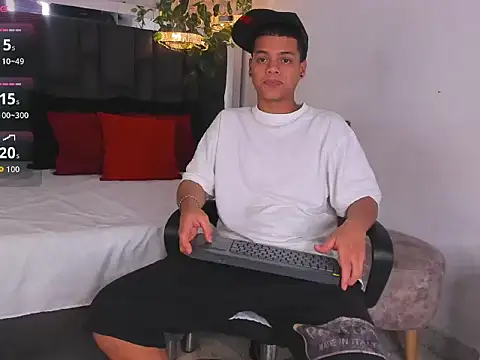 Snapshot of PATRIICKMILLER chatting on February 24, 3:46 pm PATRIICKMILLER online show from February 24, 3:46 pm