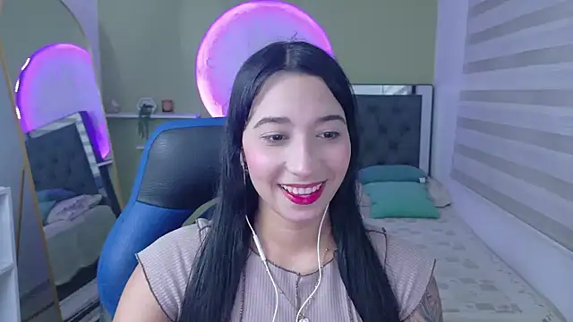 Snapshot of ivvoncute chatting on July 5, 1:43 am ivvoncute online show from July 5, 1:43 am