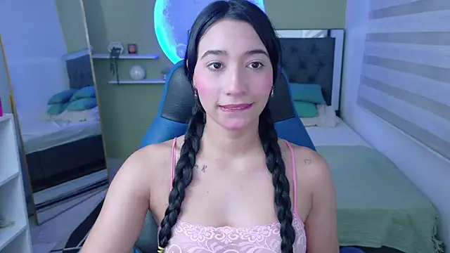 Snapshot of ivvoncute chatting on June 20, 1:32 am ivvoncute online show from June 20, 1:32 am