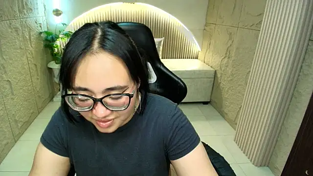 Snapshot of bunny_mich_r chatting on March 3, 7:43 pm bunny mich r online show from March 3, 7:43 pm