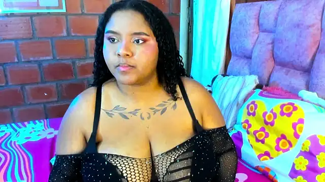 Snapshot of Valentina_belmont chatting on May 22, 2:20 am Valentina belmont online show from May 22, 2:20 am