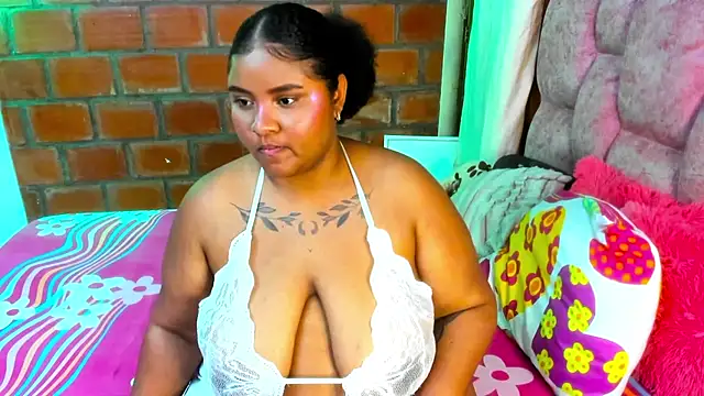 Snapshot of Valentina_belmont chatting on May 26, 4:32 am Valentina belmont online show from May 26, 4:32 am