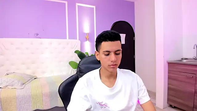 dominicjonnes online show from April 20, 2:29 pm