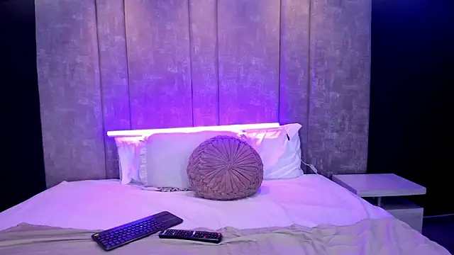 EmiilyRousee online show from March 7, 5:40 pm