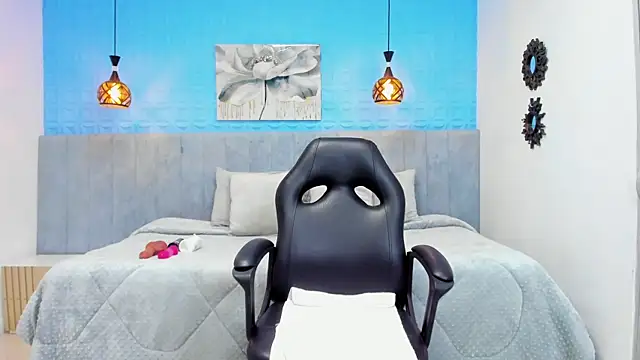 karola cute  online show from April 9, 10:21 am