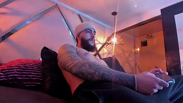 SantiagoHincapiie online show from March 6, 4:18 am