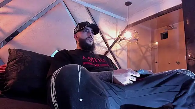 SantiagoHincapiie online show from March 1, 4:12 am