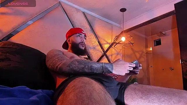 SantiagoHincapiie online show from March 3, 3:46 am