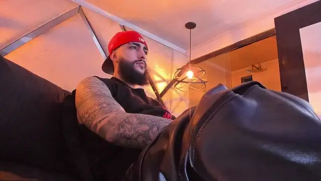 SantiagoHincapiie online show from March 7, 4:30 am