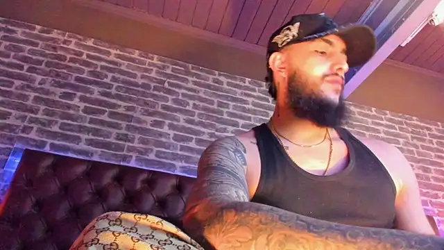 SantiagoHincapiie online show from March 12, 8:57 pm