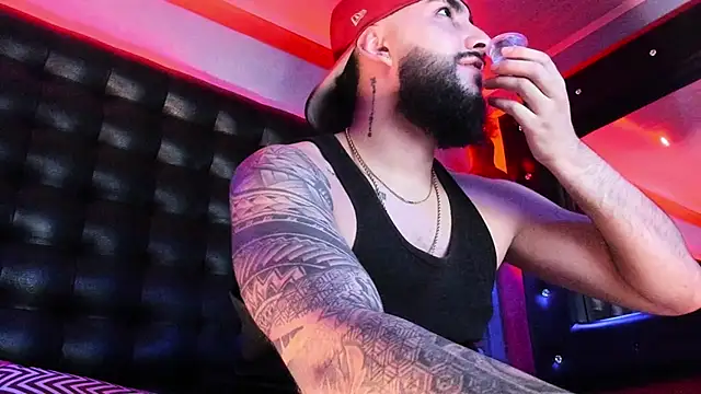 SantiagoHincapiie online show from March 15, 4:19 am