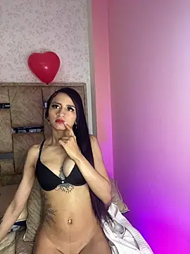 Snapshot of Lauraaa_pink18 chatting on February 28, 3:28 am Lauraaa pink18 online show from February 28, 3:28 am