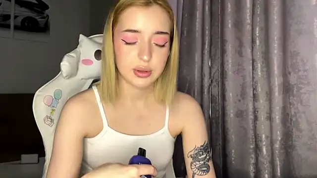 Snapshot of EllianaMiller chatting on February 23, 8:26 am EllianaMiller online show from February 23, 8:26 am