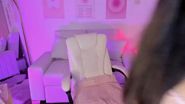 Snapshot of Emiii_cute chatting on March 16, 8:44 pm Emiii cute online show from March 16, 8:44 pm