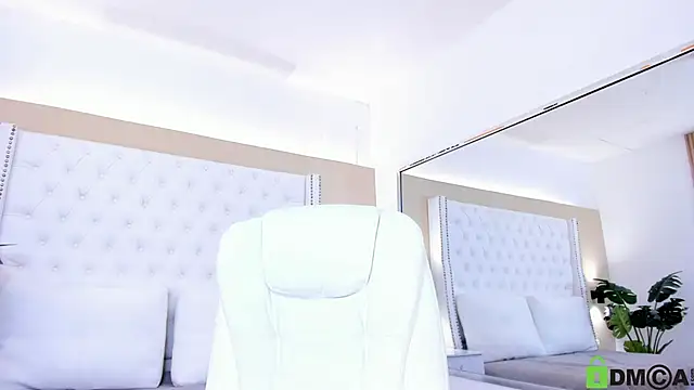 Mackenzie17 online show from March 6, 4:07 am