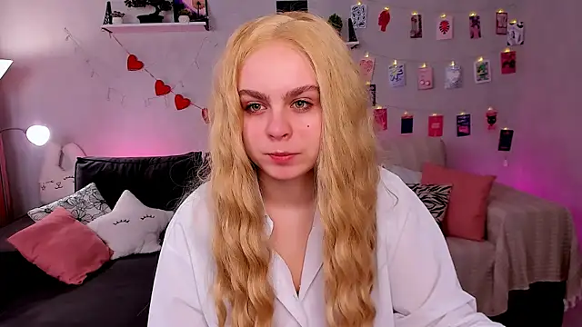 Snapshot of VivienAllen chatting on March 1, 2:22 am VivienAllen online show from March 1, 2:22 am