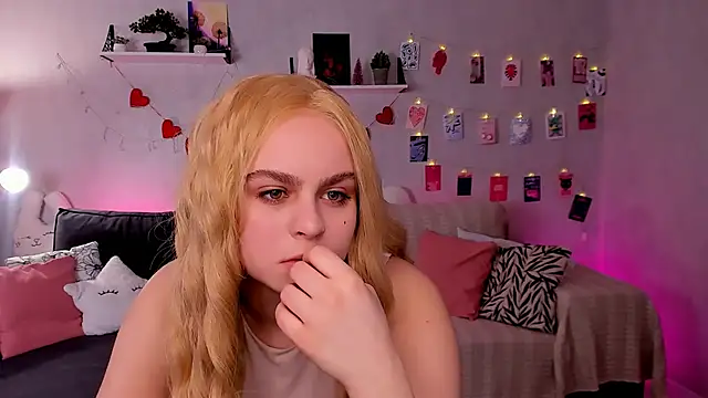 Snapshot of VivienAllen chatting on February 21, 4:25 am VivienAllen online show from February 21, 4:25 am