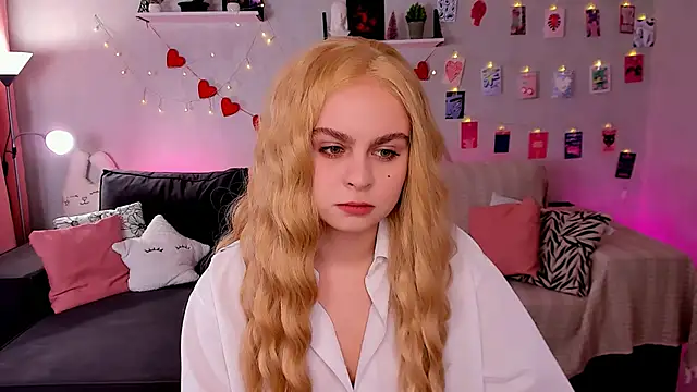 Snapshot of VivienAllen chatting on February 22, 9:11 am VivienAllen online show from February 22, 9:11 am