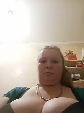 Snapshot of KiraStanton chatting on June 9, 11:17 pm KiraStanton online show from June 9, 11:17 pm