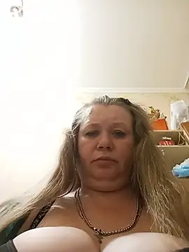 Snapshot of KiraStanton chatting on June 26, 1:22 am KiraStanton online show from June 26, 1:22 am